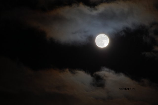 Fullmånen lyser upp moln